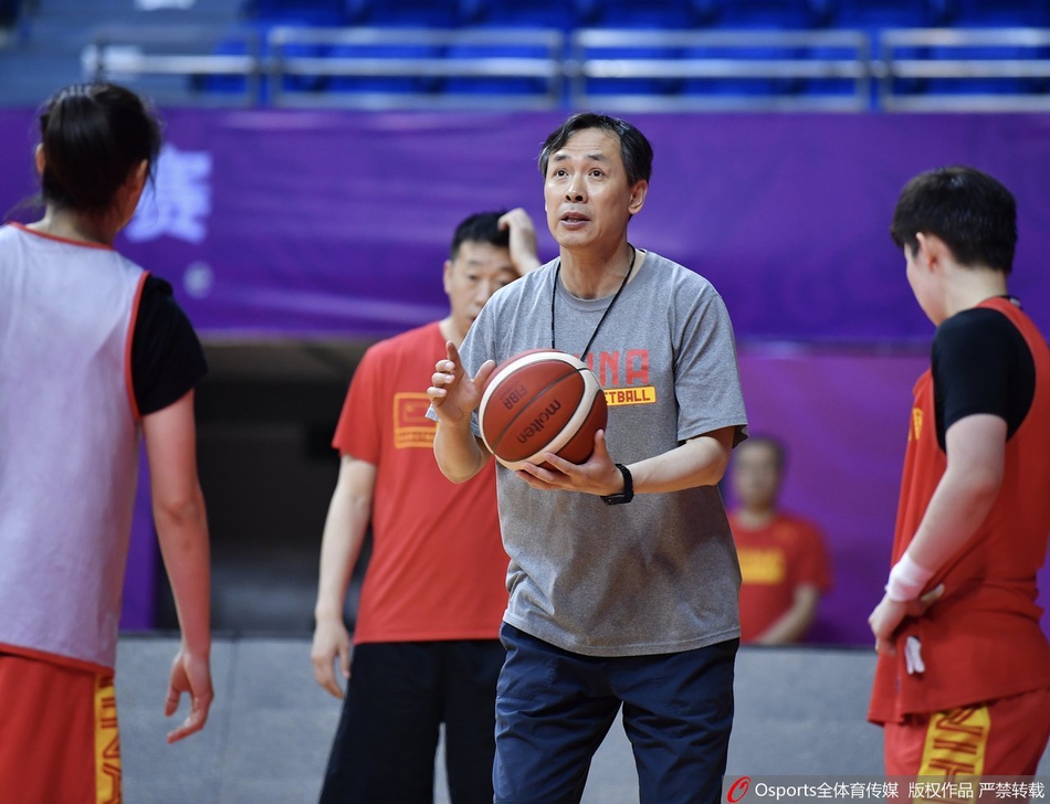 场边，几名替补球员并未松懈，她们专注地望着场内正在进行战术演练的队友，手中不自觉地比划着传接球的动作，时刻准备听候调遣。