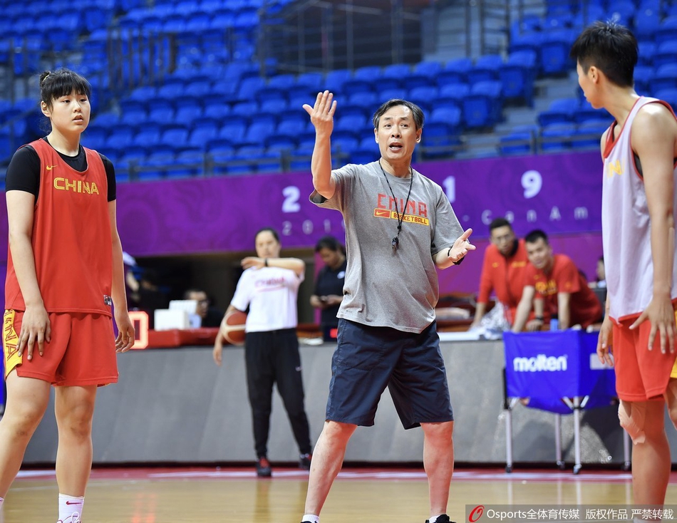 训练结束后，姑娘们围成一圈，齐声高喊加油助威，汗水与笑容交织在一起，这一刻她们不仅是队友，更是为同一个目标拼搏的战友。