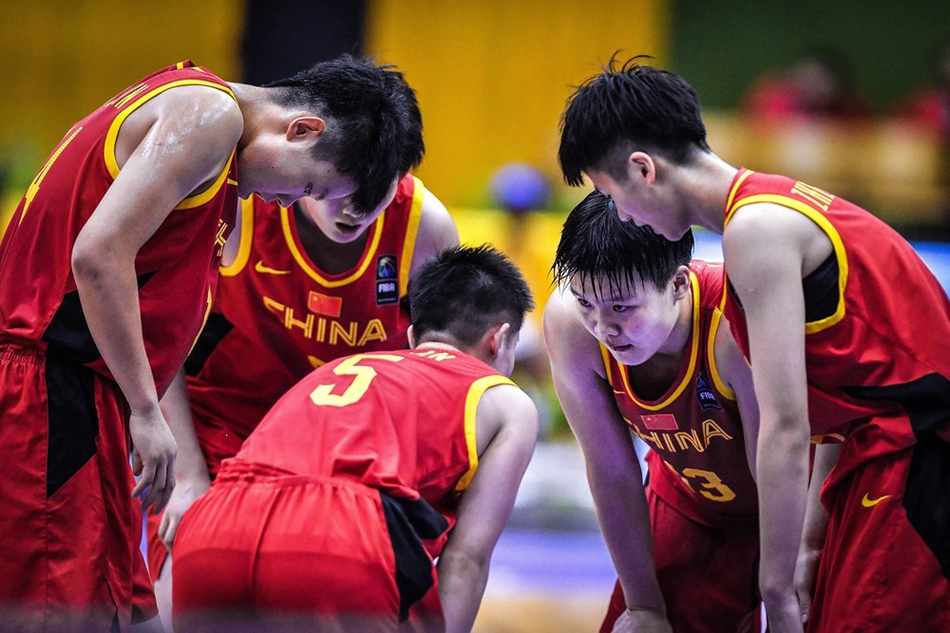 比赛暂停期间，中国U19女篮的教练组围成一圈，正在为满脸汗水的小球员们布置战术，眼神中充满鼓励与期待