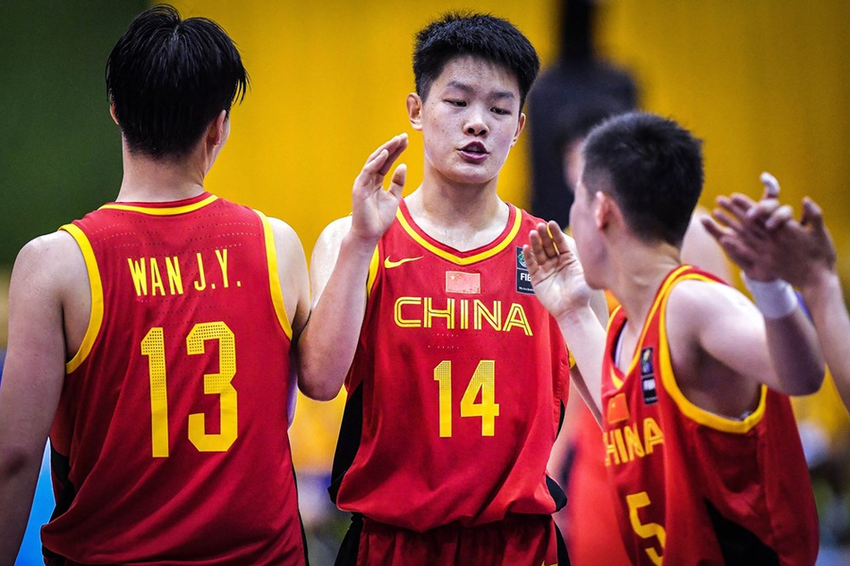 赛后，中国U19女篮的队员们手牵手向现场观众鞠躬致意，虽然输掉了比赛，但她们用团结和礼仪赢得了全场的尊重