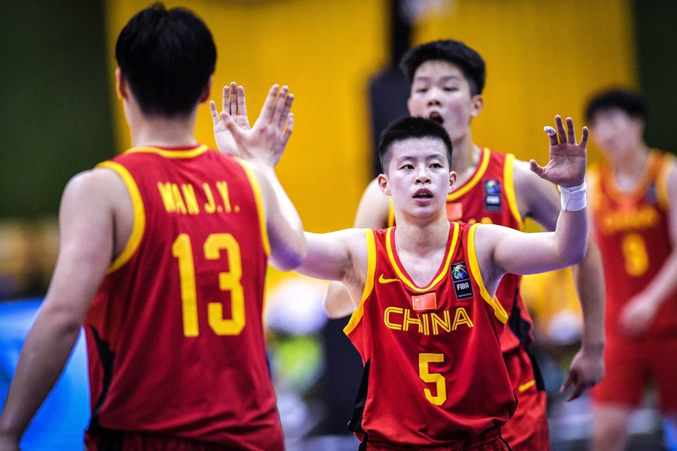 中国队的防守悍将面对比利时球员的强行上篮，毫无畏惧地迎上前去，用精准的预判和强硬的对抗进行封盖