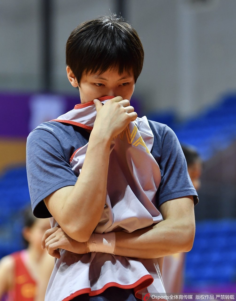 训练场上，女篮姑娘们正在进行折返跑，汗水早已浸透背心，飞扬的发丝与坚毅的表情定格在空中，仿佛在向疲惫宣示着主权。