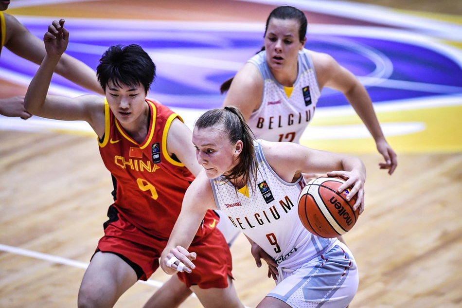 中国队球员陈明伶在防守端展现出强大的存在感，她高高跃起干扰对手投篮，用坚毅的防守守护着中国队的禁区