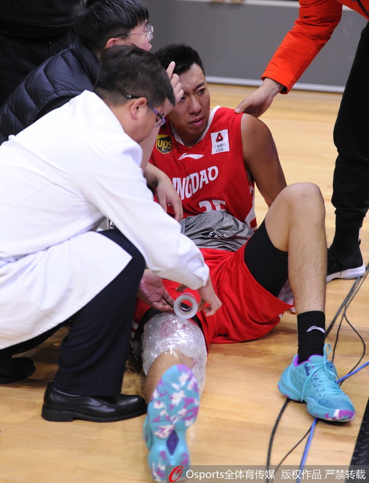 在队友们的合力抬送下，丁皓然被小心翼翼地步步挪出赛场边线，这一瞬间记录下了竞技体育残酷的一面，也凝聚了队友间的关怀。