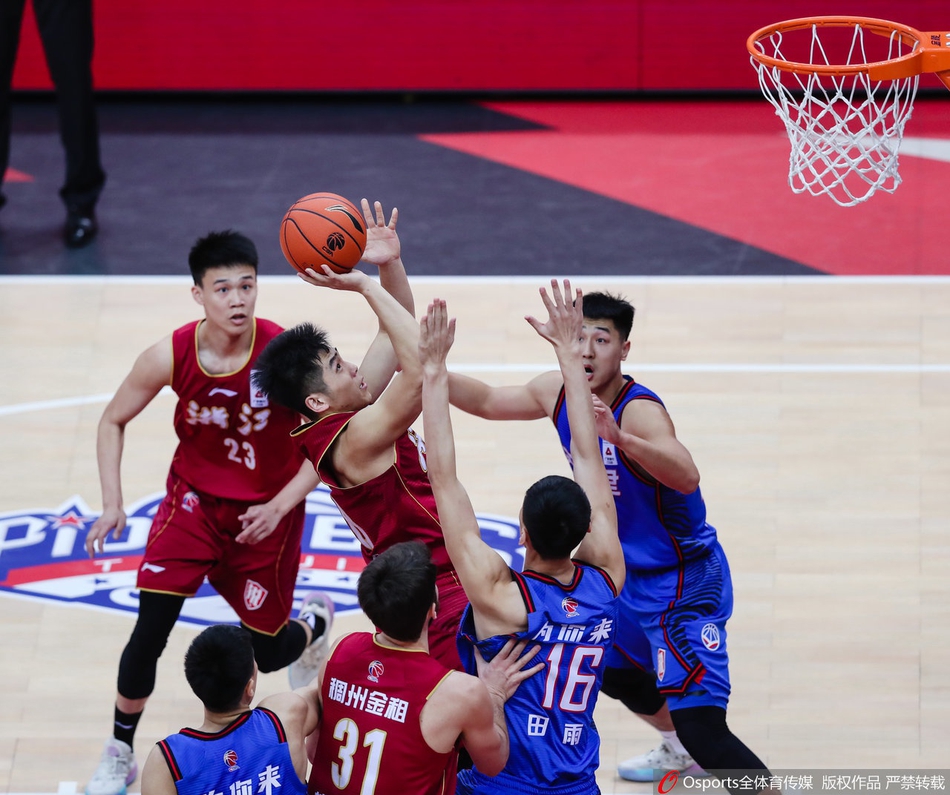 朱旭航高高跃起,如雄鹰展翅般完成一记势大力沉的单手劈扣,篮筐在他手中颤抖,诠释着暴力美学。