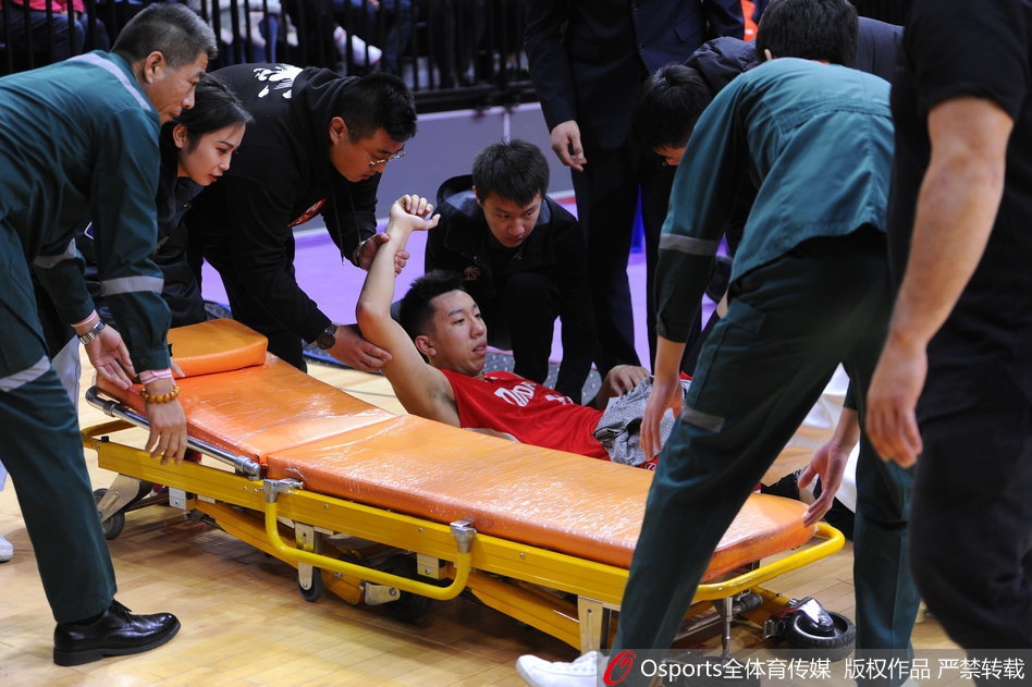 贺天举低头看着倒在地上的丁皓然，神情复杂，裁判示意比赛暂停，灯光打在两人身上，构成了CBA那个夜晚最令人心碎的画面。