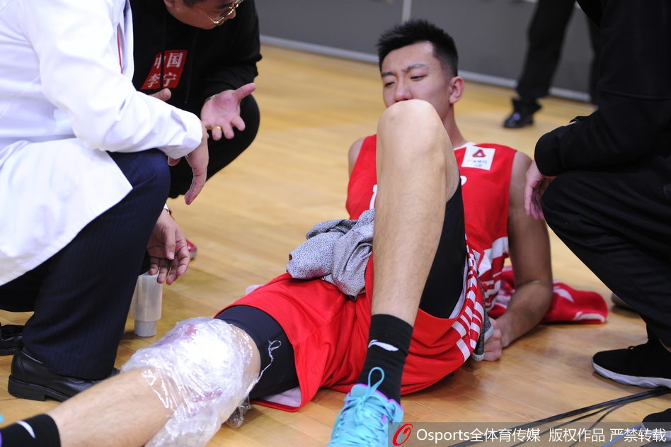 镜头捕捉到了丁皓然受伤的瞬间，他单腿支撑，身体失衡，与防守的贺天举纠缠在一起，悲剧就在这一秒发生。