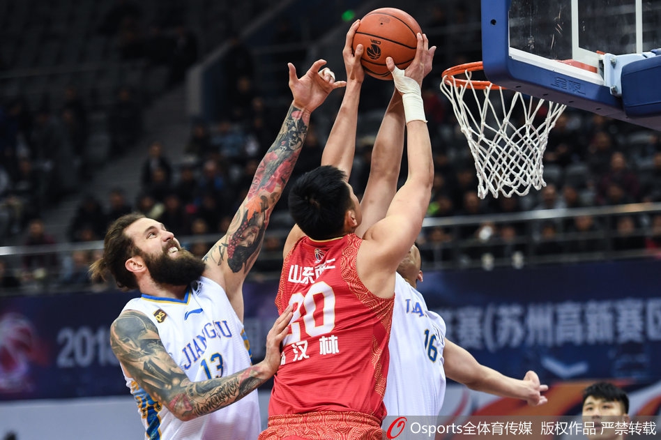 福建队快攻中送出贯穿全场的击地传球，接球者顺势腾空上篮，身后两名追防球员只能目送皮球打板入筐。