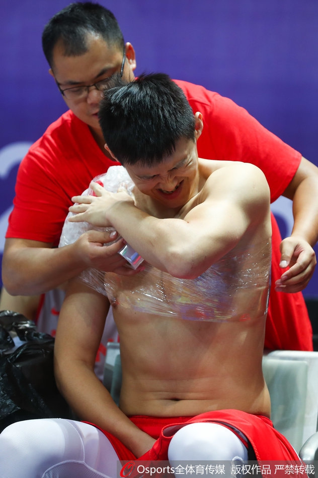 胡明轩运球突破瞬间,眼神犀利直视篮筐,展现出年轻后卫的冲击力与自信。