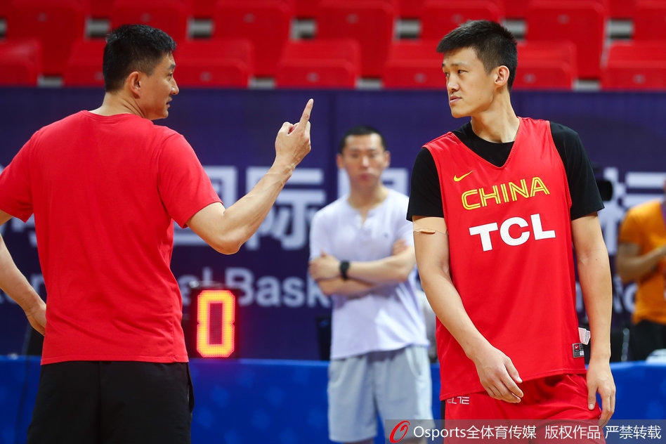 吴前在外线运球寻找节奏,准备进行三分投射,身旁的队友正为他做掩护。