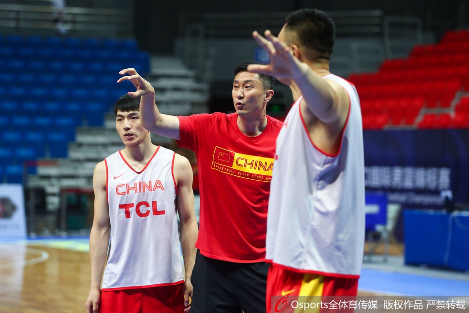 杜锋指导神情专注,双手比划战术,正在给队员们讲解阵地进攻的跑位要领。