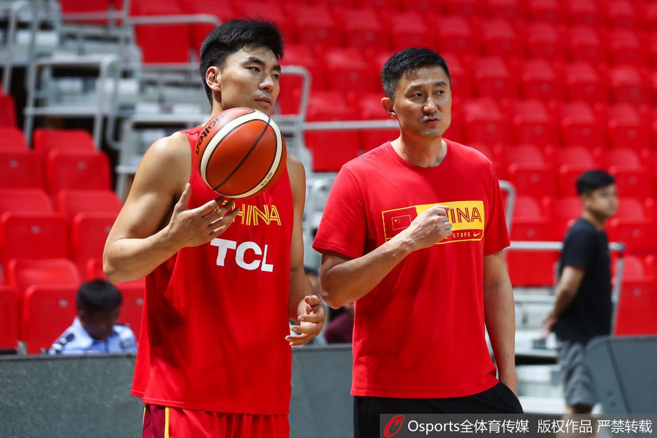 内线悍将陶汉林在低位要球,肌肉线条分明,眼神坚定,展现了极强的攻击欲望。