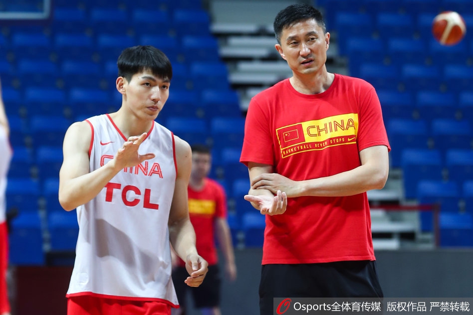 胡金秋在挡拆后顺下,伸手要球,脚步灵活,展现了移动长城般的敏捷与身高优势。