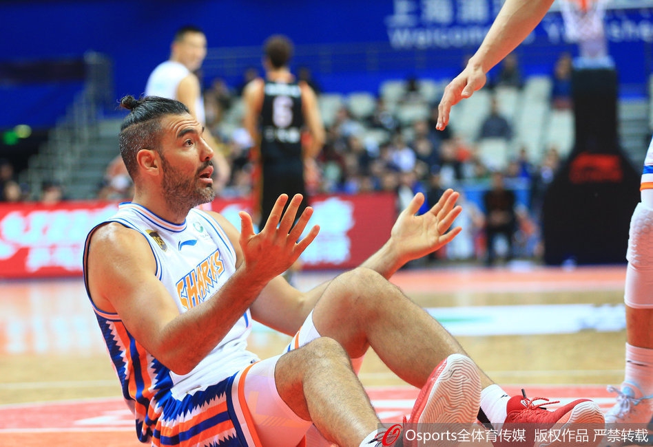 同曦球员倒地争抢地板球，三名壮汉瞬间叠成人肉三明治，篮球在地板上弹跳，裁判弯腰紧盯双方是否犯规。