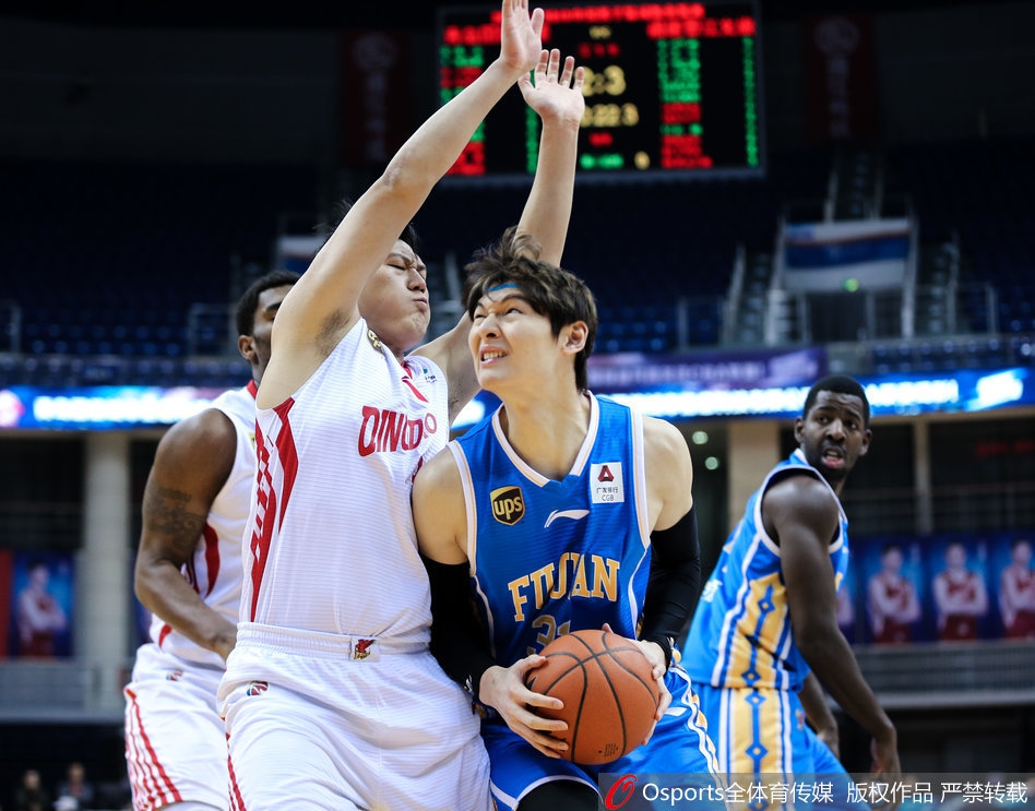 上海队后卫迎着同曦中锋的长臂抛投，皮球划过一道彩虹弧线越过指尖，篮下的卡位球员已经准备冲抢篮板。