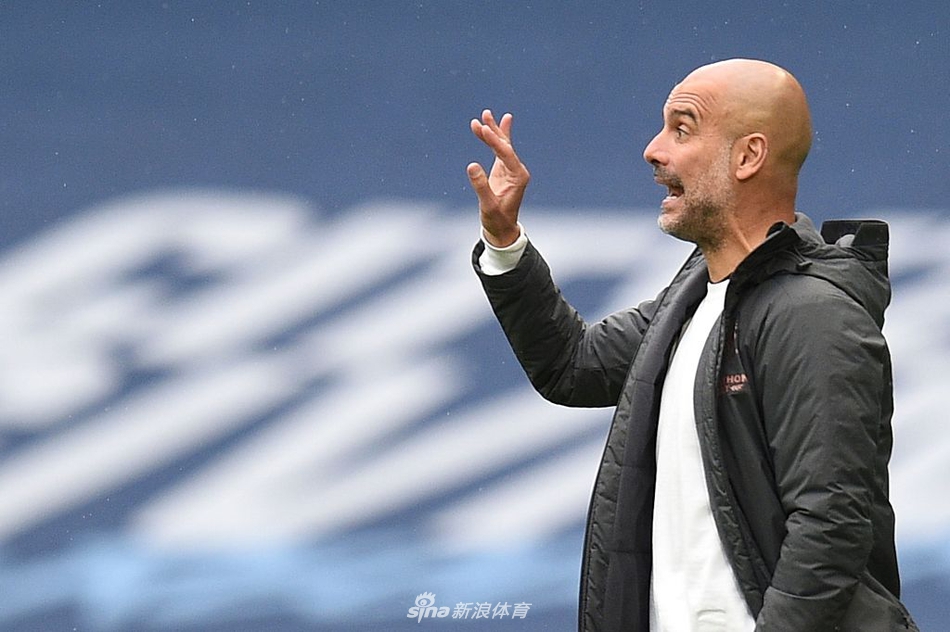 镜头捕捉到皮球误入网窝的瞬间，纽卡斯尔门将杜布拉夫卡和后卫费尔南德斯面面相觑，脸上写满了无奈与沮丧。