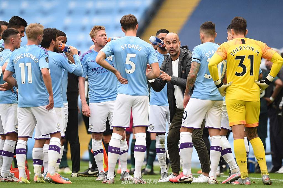 终场哨响后，德布劳内与大卫·席尔瓦并肩而行，两位中场大师的背影写满了故事，这不仅是比赛的结束，也是一段传奇合作的又一珍贵瞬间。