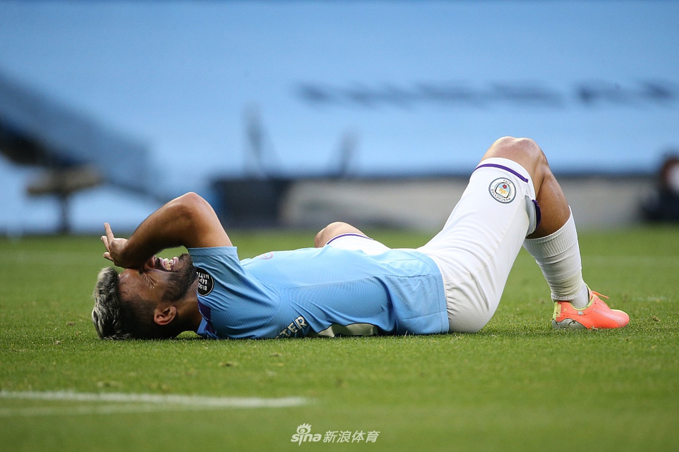 福登完成梅开二度后振臂欢呼，身旁的热苏斯手指他，脸上洋溢着为队友高兴的笑容