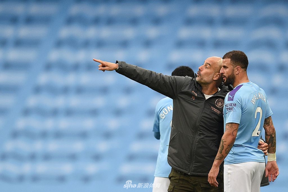 斯特林破门后与队友贝尔纳多·席尔瓦击掌相庆，他的笑容中既有进球的喜悦，也充满了对这场团队胜利的自豪。