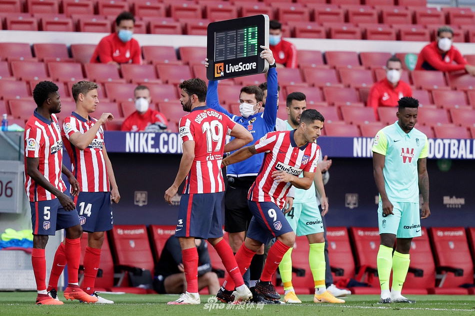 苏亚雷斯在格拉纳达禁区内高高跃起，以一记势大力沉的头槌攻门，皮球应声入网，他张开双臂肆意庆祝自己的马竞处子球