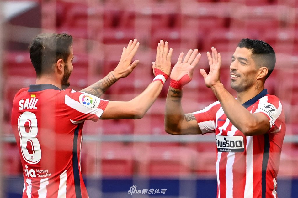 苏亚雷斯身披马竞9号球衣，在替补登场前于场边神情专注地聆听西蒙尼面授机宜，眼中燃烧着渴望证明自己的火焰