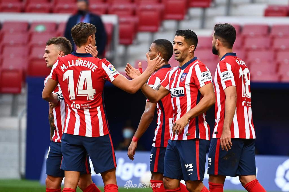 进球后的苏亚雷斯张开双臂，在万达大都会球场的聚光灯下尽情狂奔，脸上的表情既是宣泄也是宣告，宣告那个无所不能的射手强势回归