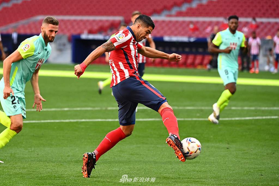 苏亚雷斯赛后独自鼓掌感谢万达大都会球场看台上全体马竞球迷，他脸上洋溢着幸福的笑容，新旅程的起点堪称完美