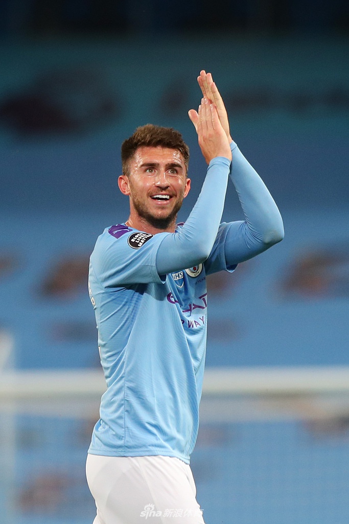 全队赛后围在一起相互鼓励，镜头捕捉到每个人脸上轻松而自信的笑容，氛围极佳