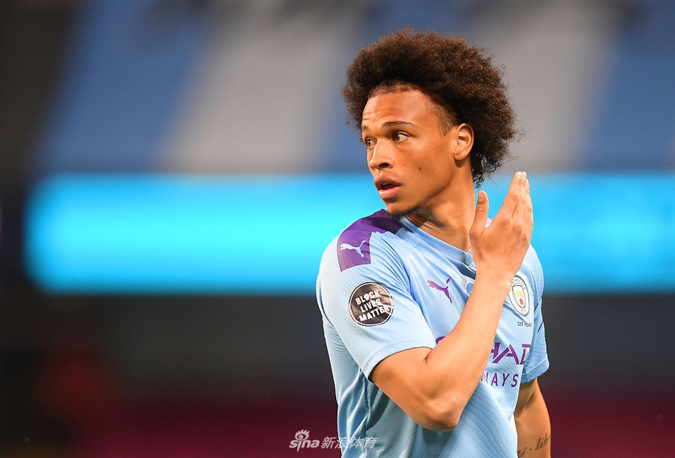 大卫·席尔瓦飞身铲射破门后激情滑跪，与队友贝尔纳多·席尔瓦紧紧相拥庆祝