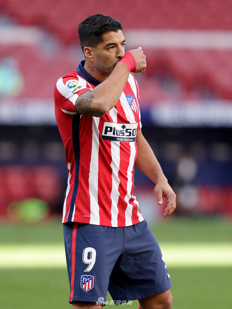 苏亚雷斯身披红白条纹战袍，在替补席上振臂高呼，为队友的精彩进球忘情庆祝，脸上洋溢着发自内心的喜悦