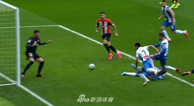 替补出场的武磊在场上积极跑动，正在伸手向队友示意传球路线，眼神中充满了对进攻机会的渴望和敏锐的洞察力。