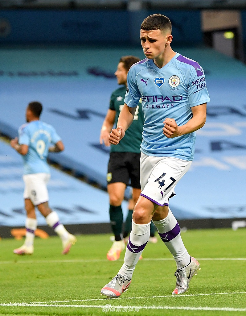 瓜迪奥拉在场边双手插袋，神情专注地指挥比赛，眼中透露出对弟子们表现的满意