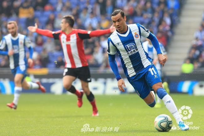 武磊高高跃起，在空中展现出极佳的腰腹力量，头部重重地顶向飞来的皮球，这一刻他如同球场上的空中飞人，对手只能望球兴叹。