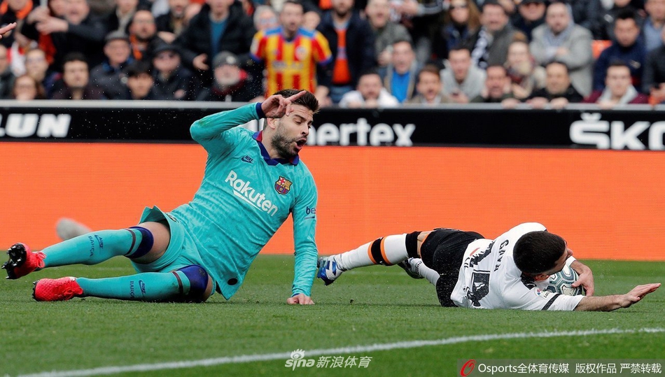 马克西-戈麦斯兜射破门瞬间，皮球在空中划出一道美妙的弧线直奔球门死角，瓦伦西亚球员费兰-托雷斯在旁亲眼见证