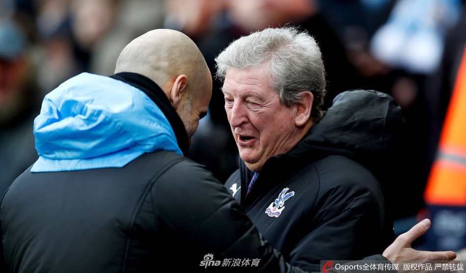 曼城后卫费尔南迪尼奥在自摆乌龙后神情落寞地坐在草皮上，身旁是疯狂庆祝的水晶宫球员，悲喜两重天