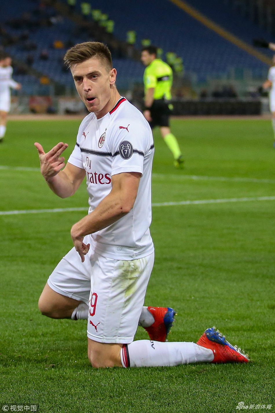 年轻的米兰中场核心帕奎塔在边路护球，他的眼神坚定而灵动，仿佛正在用脚尖谱写一曲桑巴足球的华丽乐章