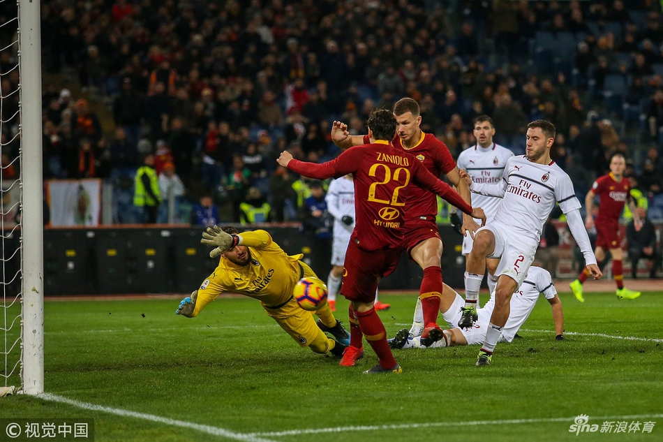 罗马铁卫科拉罗夫与米兰边锋苏索在边路缠斗，两人目光如炬，肌肉紧绷，完美诠释了意甲联赛顶级的攻防博弈