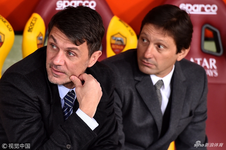 AC米兰门神多纳鲁马奋力扑出皮球后，激动地挥拳庆祝，年轻的脸庞上写满了坚毅与守护球门的决心