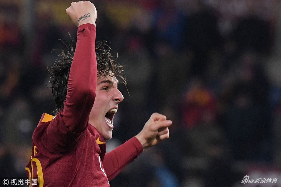 AC米兰总监马尔蒂尼与莱昂纳多在包厢中神色严峻地观战，传奇的背影与专注的眼神，透露出对球队现状的深切关注