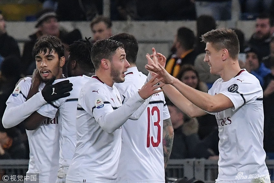 波兰神锋皮亚特克在罗马禁区内冷静低射破门后，转身挥拳怒吼，霸气的庆祝姿势宣告了他在米兰城的王者地位