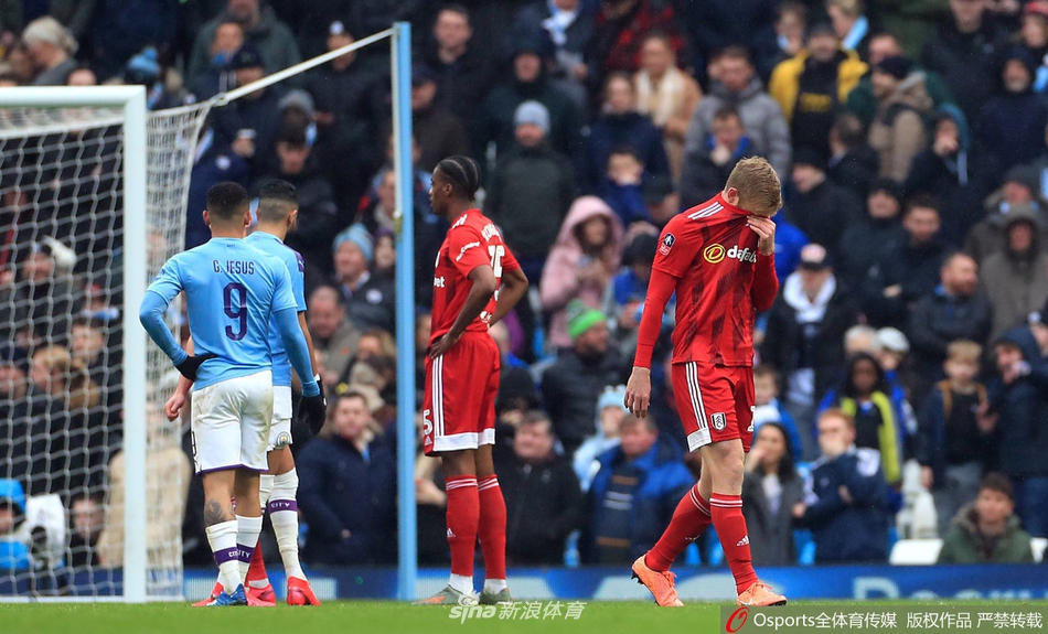 热苏斯在门前高高跃起头球补射，皮球应声入网，他脸上露出霸气的笑容