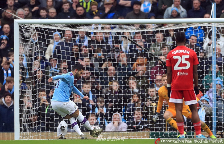 完成梅开二度的热苏斯被队友们簇拥在中间，大家一起庆祝这场酣畅淋漓的大胜