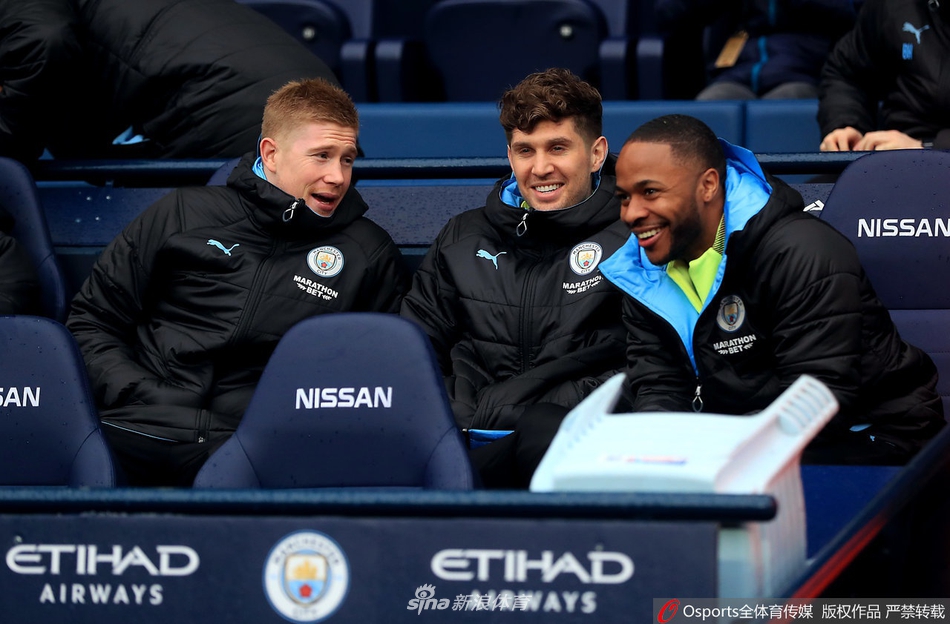 贝尔纳多-席尔瓦在大禁区线附近拔脚怒射，皮球带着一道弧线飞向球门死角