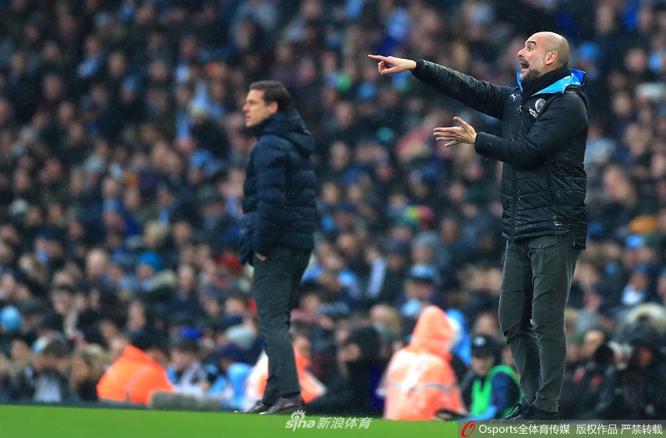 坎塞洛在右路送出一记精准的45度角斜长传，皮球在空中划出一道美妙的弧线