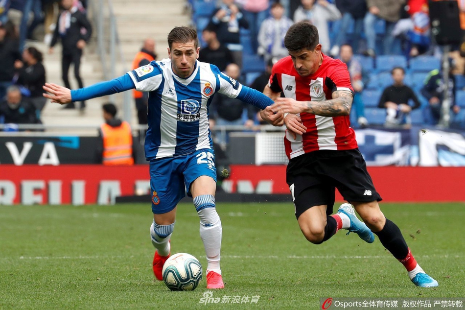 比赛结束后，西班牙人全队球员并未因平局而气馁，他们聚拢在一起互相鼓励，眼神中透露出团结一致、为保级目标战斗到底的坚定决心。