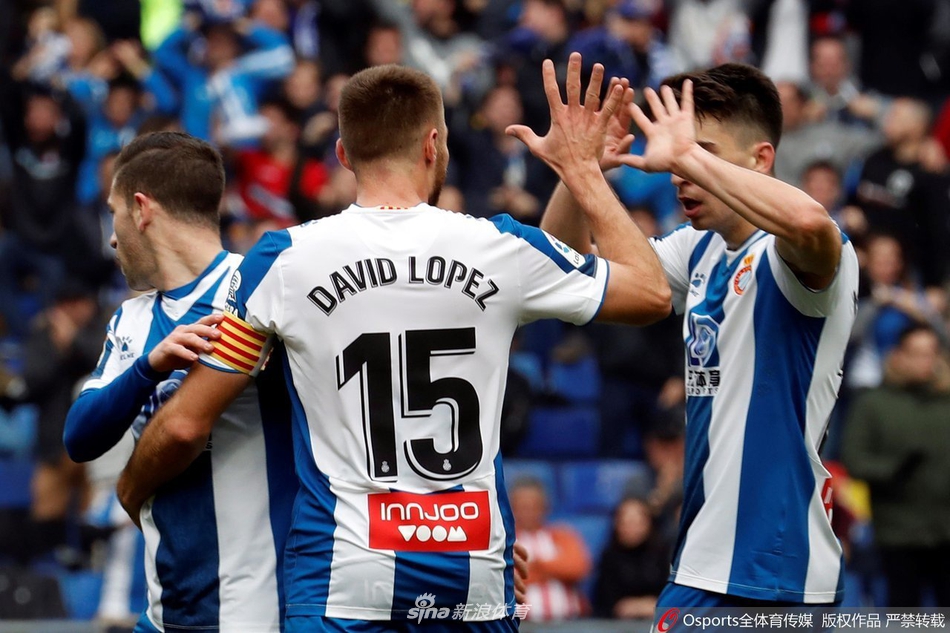 进球后的德托马斯激情咆哮，双臂用力挥舞，与冲上来的恩巴尔巴紧紧相拥，身后是同样兴奋不已的西班牙人队友，庆祝这个关键的扳平进球。