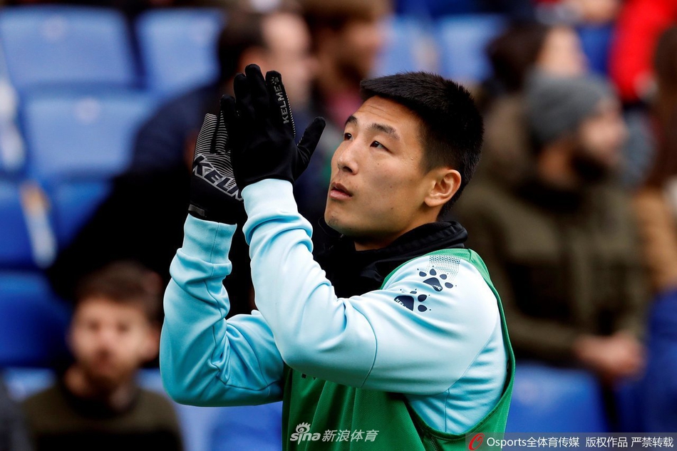 武磊在比赛中奋力冲刺，眼神专注地追逐皮球，身后是紧盯不放的毕尔巴鄂防守球员，瞬间的爆发力与比赛的紧张感扑面而来。