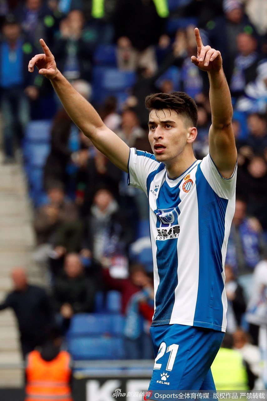 武磊完成头球攻门后，表情从期待瞬间转为遗憾，双手轻轻抱住头部，眼神中流露出一丝惋惜，背景是对方门将扑救后的庆祝身影。