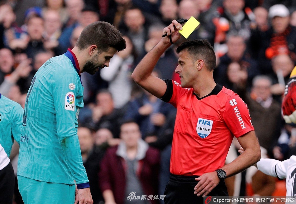 瓦伦西亚球员马克西-戈麦斯、加亚等人围抱在一起激情庆祝胜利，看台上的球迷们挥舞着旗帜，橙色与白色的海洋在翻腾