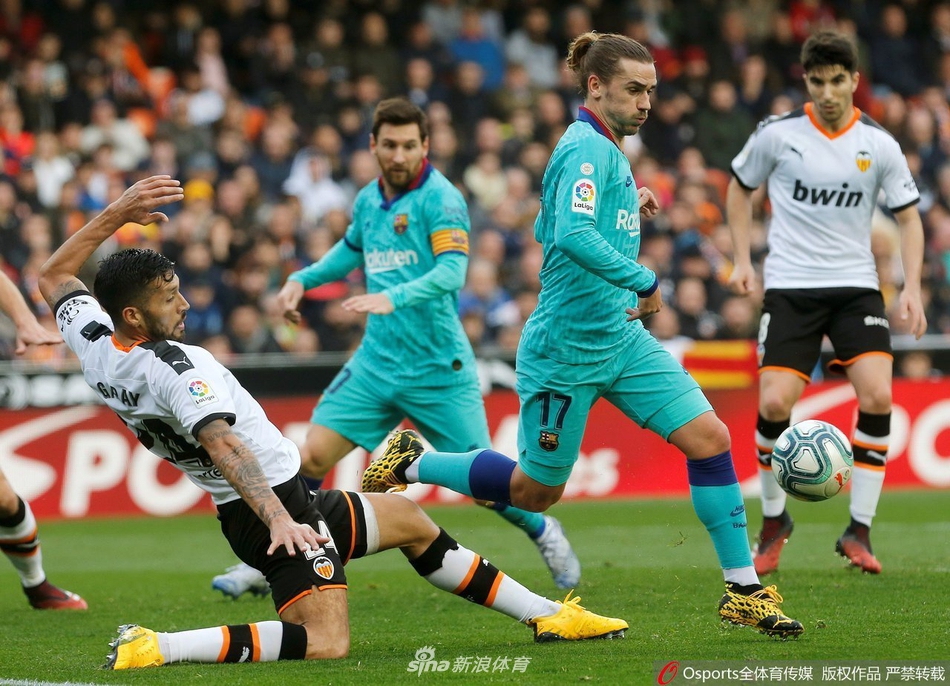 巴萨球员梅西、阿尔巴等人赛后神情落寞，与身边狂欢庆祝的瓦伦西亚队员形成鲜明对比，定格了梅斯塔利亚之夜的遗憾